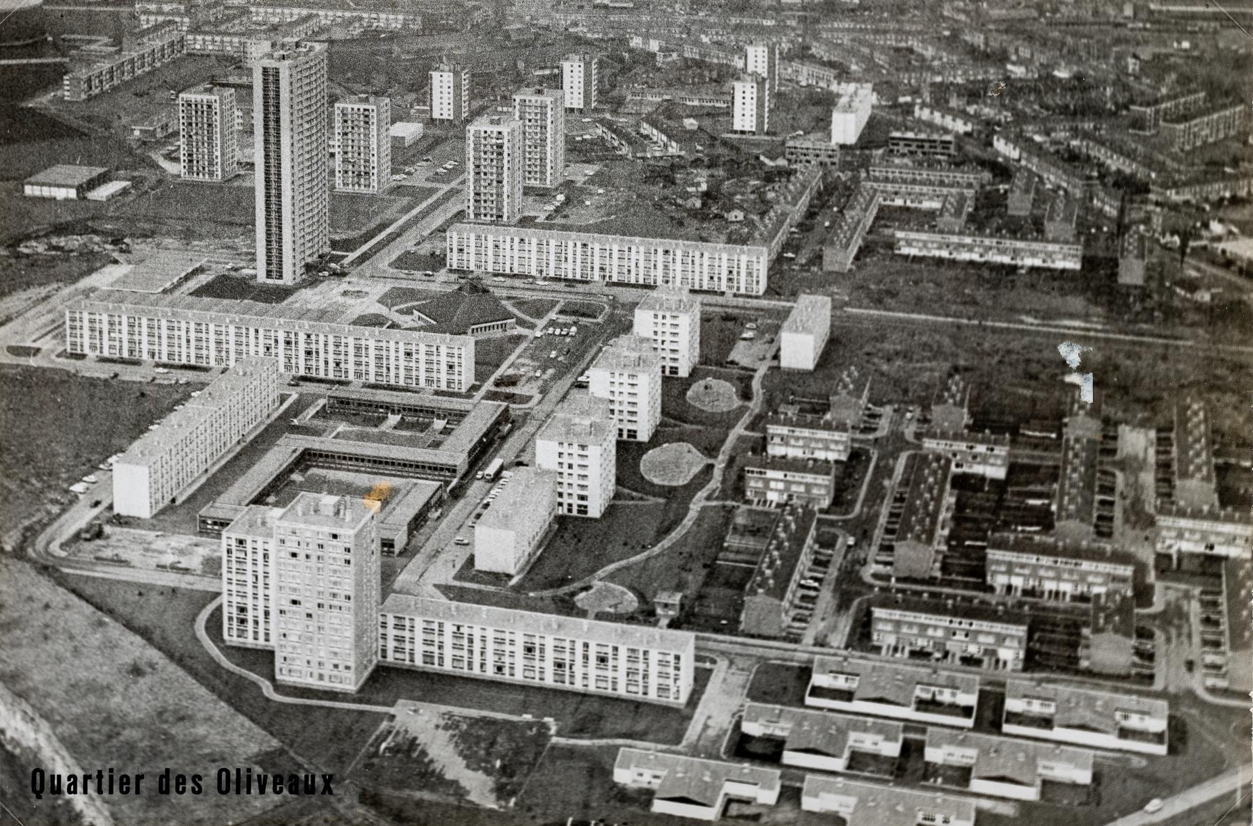 Vue aérienne du grand ensemble des Oliveaux depuis le sud, vers 1975 (AC Loos-les-Lille ; 1 Fi 867).