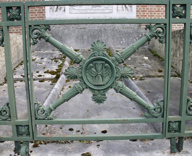 Monument sépulcral du chimiste Léonce Lapostolle (ancien enclos funéraire)