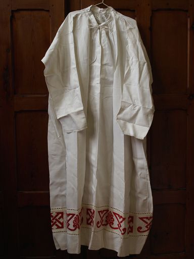 Ensemble de linge blanc : cinq aubes et onze surplis