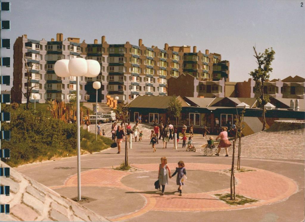 En 1978 : l'espace public central du Triolo ouest en 1979. Au fond, l'îlot 7 et le groupe scolaire Hippolyte-Taine (AC Villleneuve-d'Ascq ; 16W3).