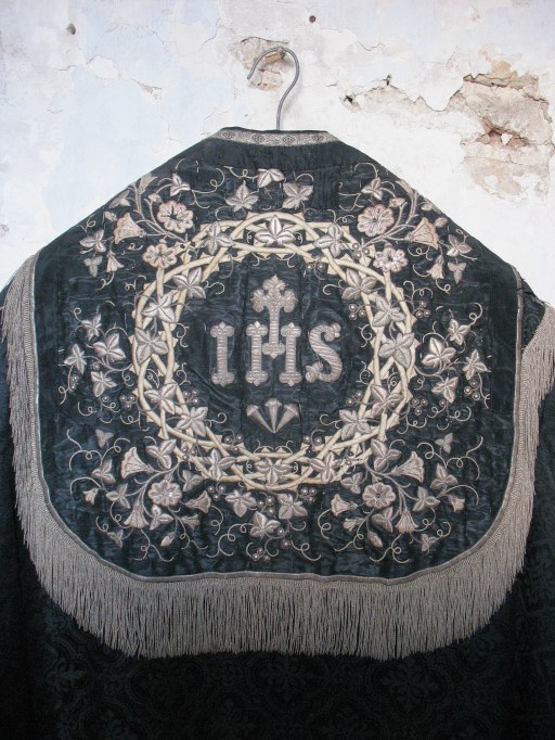Chape (ornement noir, avec décor I.H.S., No 1)