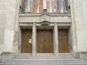 Vue de détail : portails de la façade ouest.