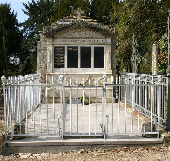 Tombeau (stèle funéraire) de la famille Larozière-Cardon
