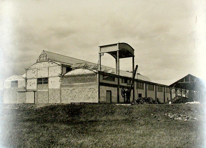 Ancienne fonderie de fonte Grange, dite Fonderies du Thérain, puis usine de construction mécanique des Ateliers de l'Atlantique, puis usine de peintures et vernis Astral-Celluco, puis Akzo-Nobel