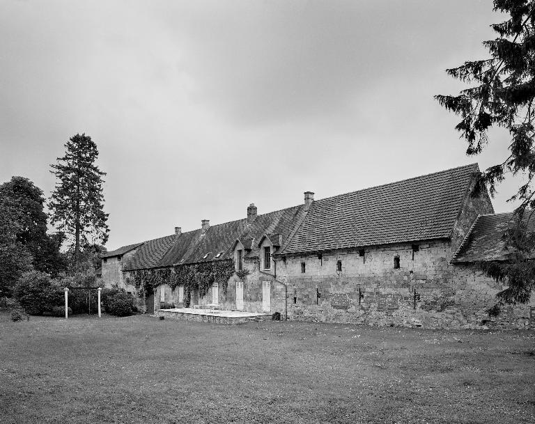 L'ancien château de Puiseux-en-Retz (vestiges), actuellement ferme, maisons, mairie-école