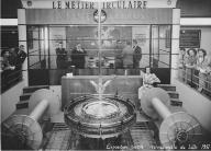 Présentation du métier à tisser circulaire à l'exposition internationale de Lille, 1951 (AD Somme ; 68 J 10).