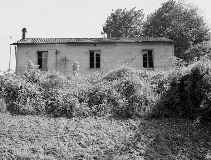 Ancienne sucrerie de betteraves et distillerie Pluchard Dumont et Cie, puis Desmarest Frères, puis Ducharron Louis, puis Rollot et Moreau, puis SA Sucrerie et Distillerie de Pierrefonds (vestiges)