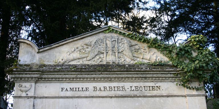 Tombeau (chapelle) de la famille Barbier-Lequien et tombeau (stèle funéraire) de la famille Ricard-Barbier