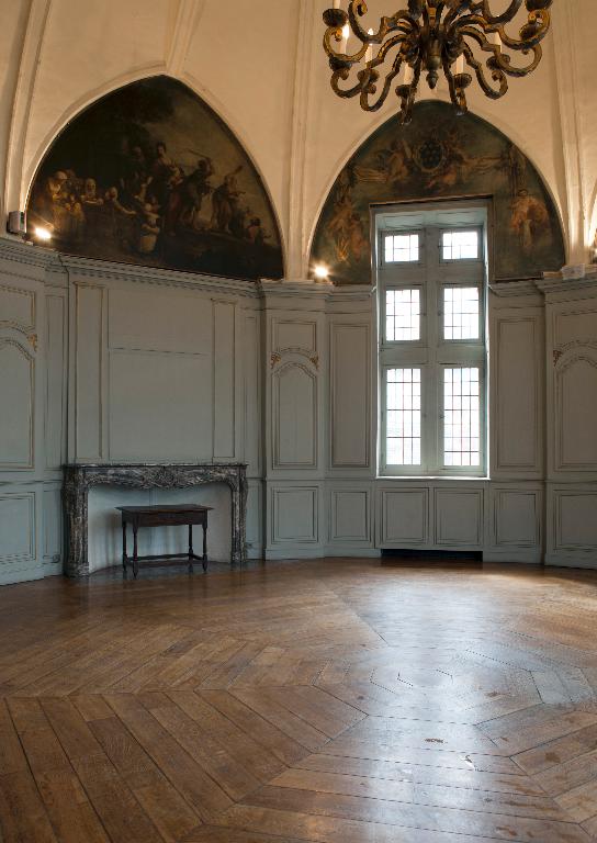 Ancienne porterie de l'abbaye Saint-Amand, devenu échevinage, puis maison commune et bibliothèque, actuellement annexe de la mairie