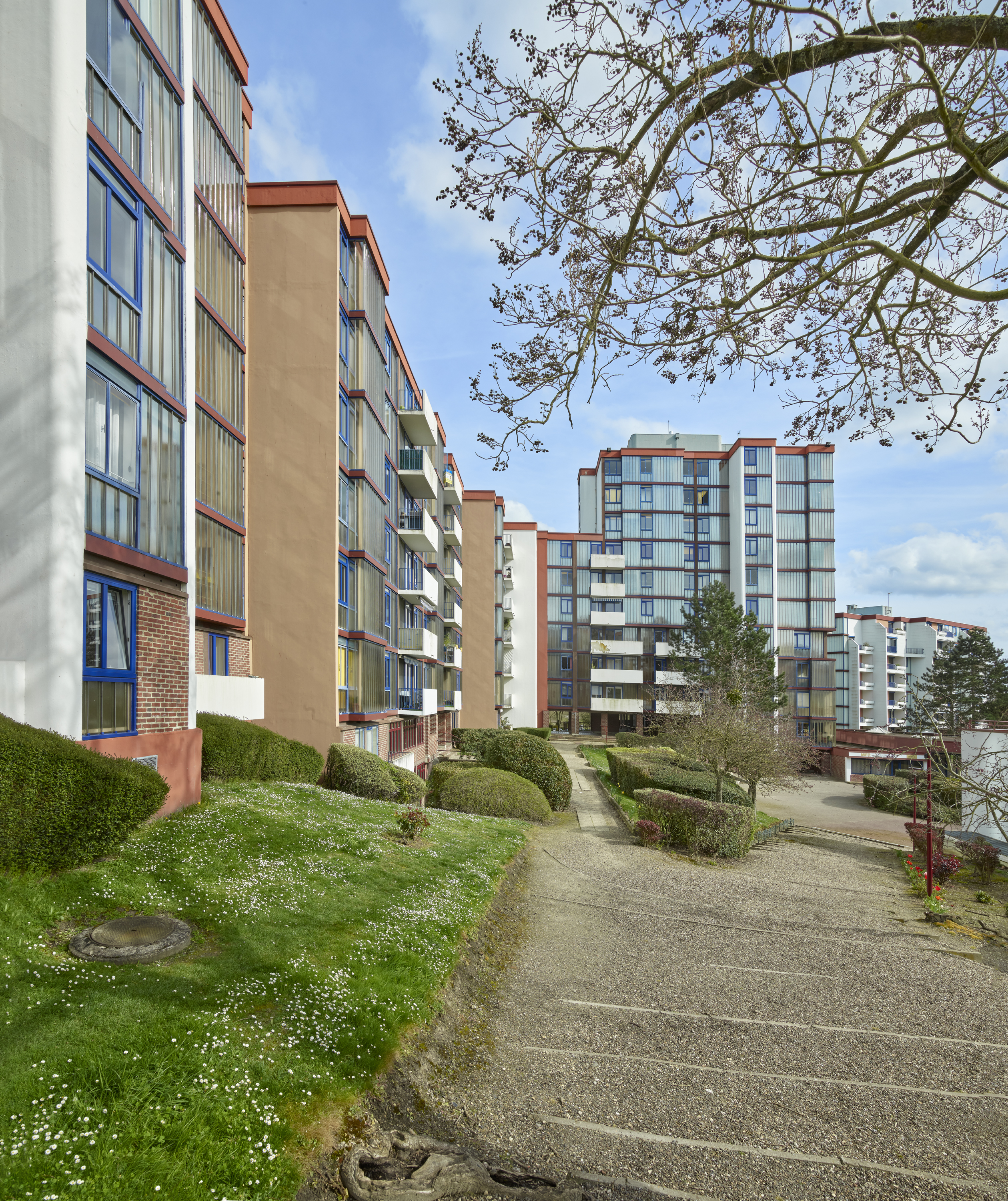 Cheminement vers le bâtiment D (escaliers pas d'âne), vue prise depuis l'ouest.