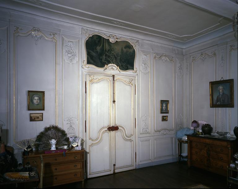 Ensemble du décor du salon de compagnie : 2 portes, 1 cheminée, 2 trumeaux de cheminée et lambris de hauteur