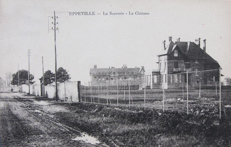 Eppeville. La sucrerie. Le château [et la maison de l'ingénieur]. Carte postale. Vers 1924. (Coll Cercle Cartophile de Ham). 