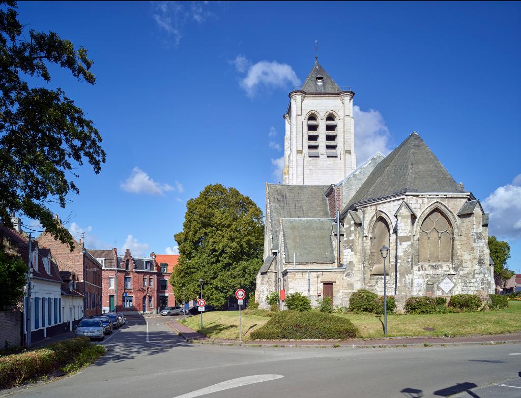 Flers : place de la Liberté, église paroissiale Saint-Pierre.