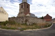 Vue de l'église Saint-Quinibert et du cimetière anciennement fortifié.