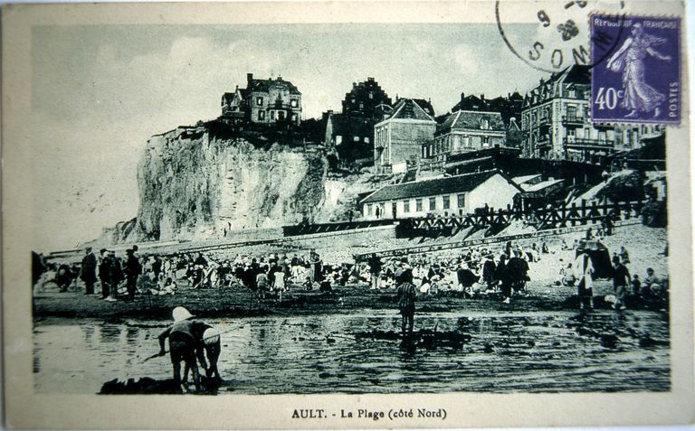La plage, carte postale, 1er quart 20e siècle (coll. part.).