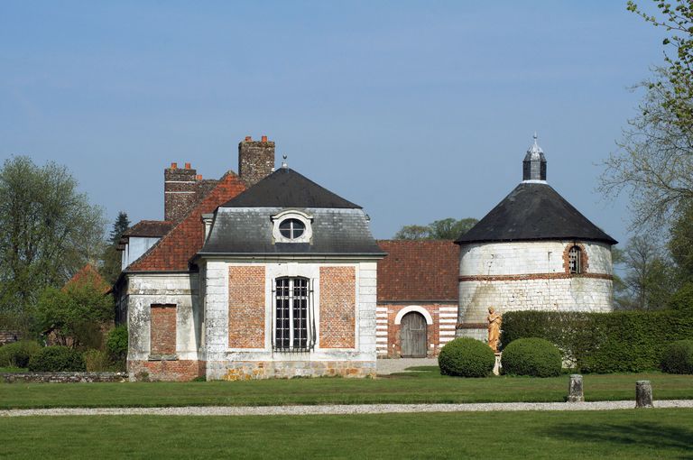 Vue partielle des communs depuis la cour.