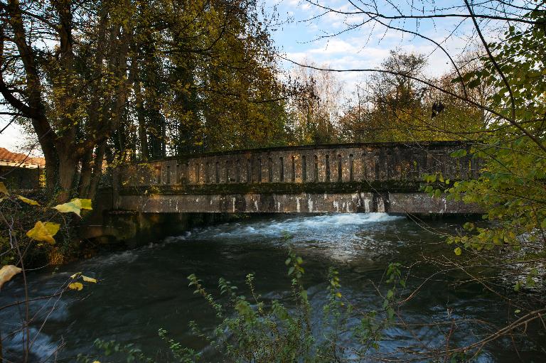 Ancien moulin à blé Hullin, puis filature de laine et de lin Vayson, puis Liénard, puis de l'Union Linière de Pont-Remy, puis tissage de jute Saint Frères, dite Usine du Bas, aujourd'hui lotissement concerté des Moulins