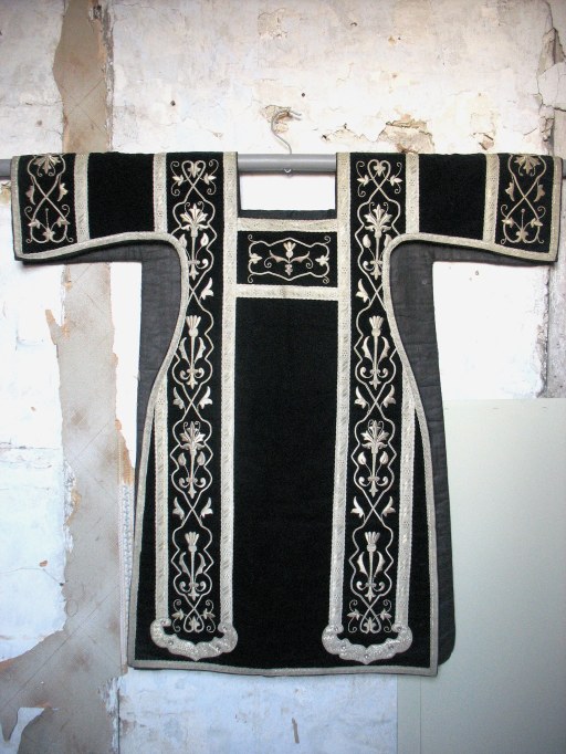 Ensemble : deux dalmatiques, chasuble, étole, manipule, voile de calice, bourse de corporal (ornement noir)