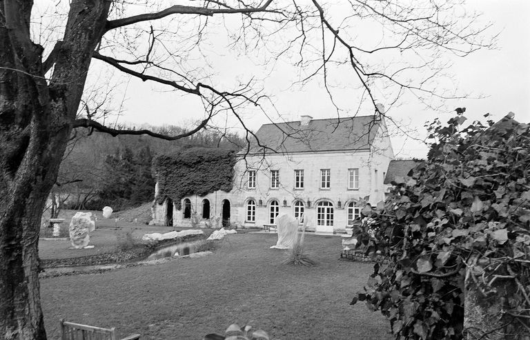 Ancien moulin à farine, dit Moulin Flobert, devenu sucrerie de betteraves Bride, puis Larangot Frères et Cie, puis SA Sucrière de Berneuil-sur-Aisne