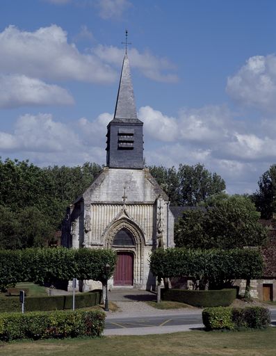 Eglise paroissiale (ancien prieuré de bénédictins) et ancien cimetière Saint-Pierre