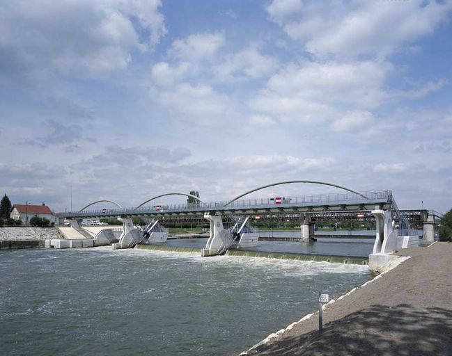 Ecluses sur l'Oise canalisée à Pont-Sainte-Maxence