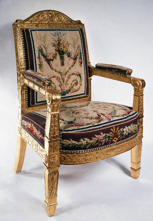 Ensemble de trois fauteuils à la reine et paire de tabourets autrefois utilisés comme sièges de célébrant