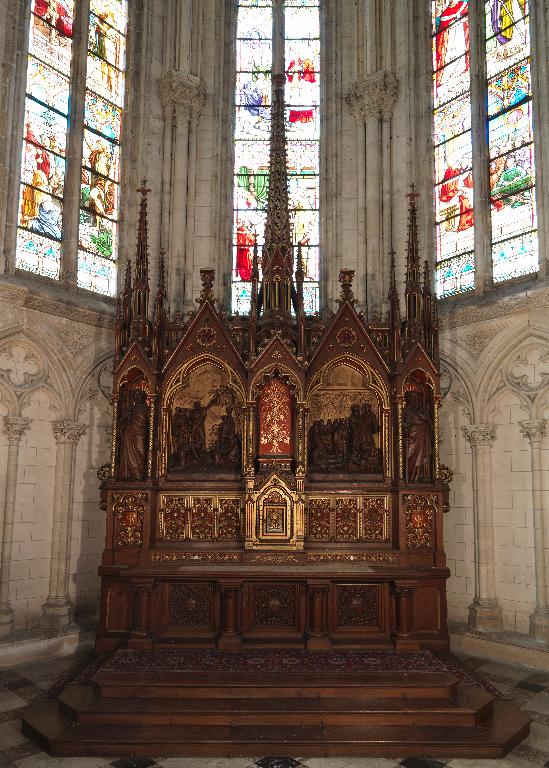 Ensemble du maître-autel (autel composite, degré et gradin d'autel, retable architecturé à niche, tabernacle architecturé à dais d'exposition, statues), de style néogothique