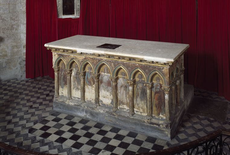 Eléments de l'autel secondaire de la Vierge : autel tombeau, tabernacle