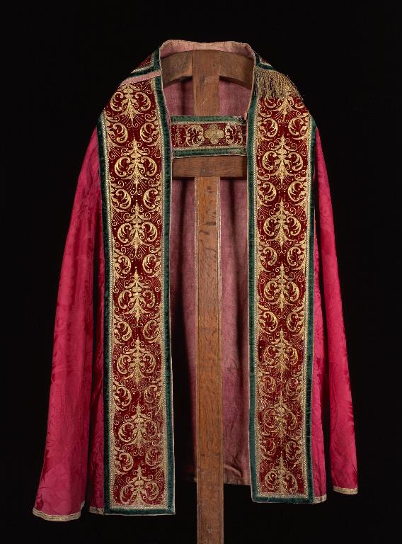 Ensemble de l'ornement rouge de l'église Saint-Étienne (trois chapes, une chasuble et une paire de dalmatiques)