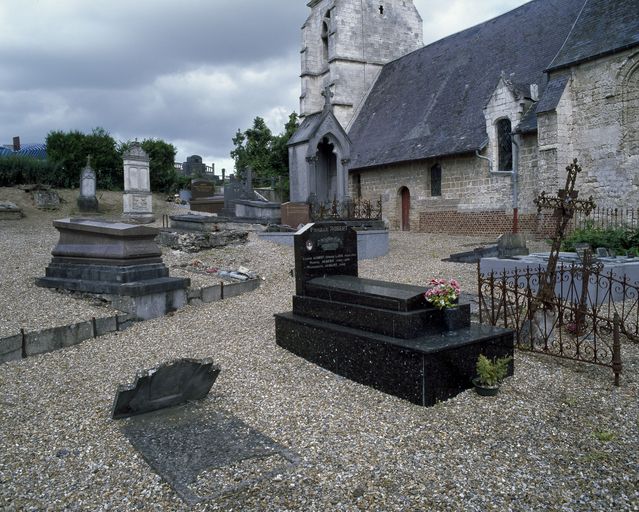 Église paroissiale Saint-Pierre et ancien cimetière de Bouchon