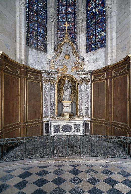 Ensemble de l'autel secondaire de la chapelle axiale ou chapelle de la Vierge (plate-forme d'autel, autel-tombeau, retable architecturé à niche)