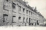 Elévation de la façade de l'hôpital général sur la rue du Saint-Sépulcre, vue générale prise de trois-quarts gauche ; carte postale, début du 20e siècle.