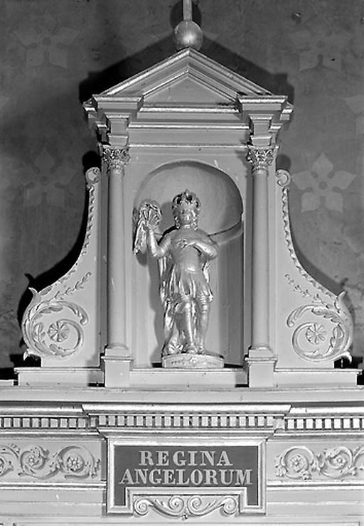 Statue (petite nature) : Saint Louis tenant la couronne d'épines et les clous de la Passion