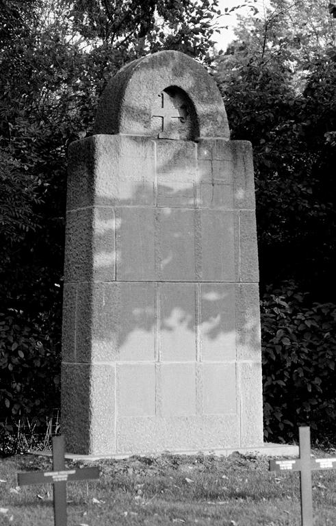 Cimetière communal et cimetière militaire allemand de Mennevret