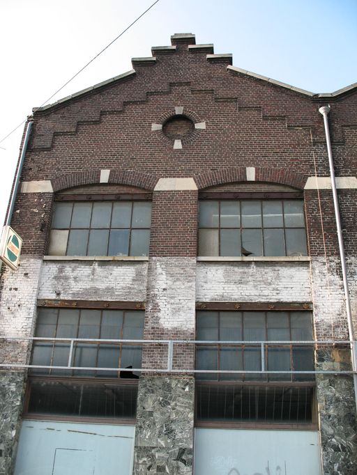 Ancienne fonderie de zinc Allary, puis usine de serrurerie (usine de coffres-forts) Fichet, puis garage de réparation automobile, puis dépôt d'autobus, puis entrepôt commercial