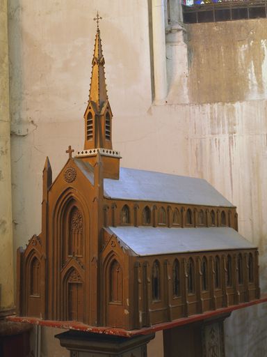 Maquette d'église, deux socles