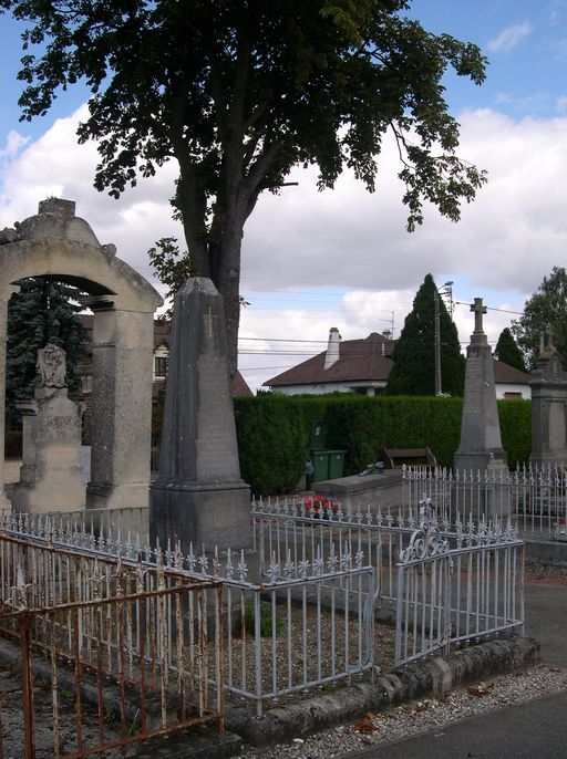 Groupe de deux tombeaux (obélisque) des familles Rovillain et Ponthieu