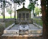 Tombeau (stèle funéraire) de la famille Bazille-Surhomme