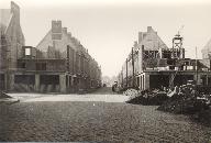 Reconstruction de la rue Saint-Vulfran depuis le parvis de la collégiale en 1951 (AC Abbeville ; PHNB 1291).
