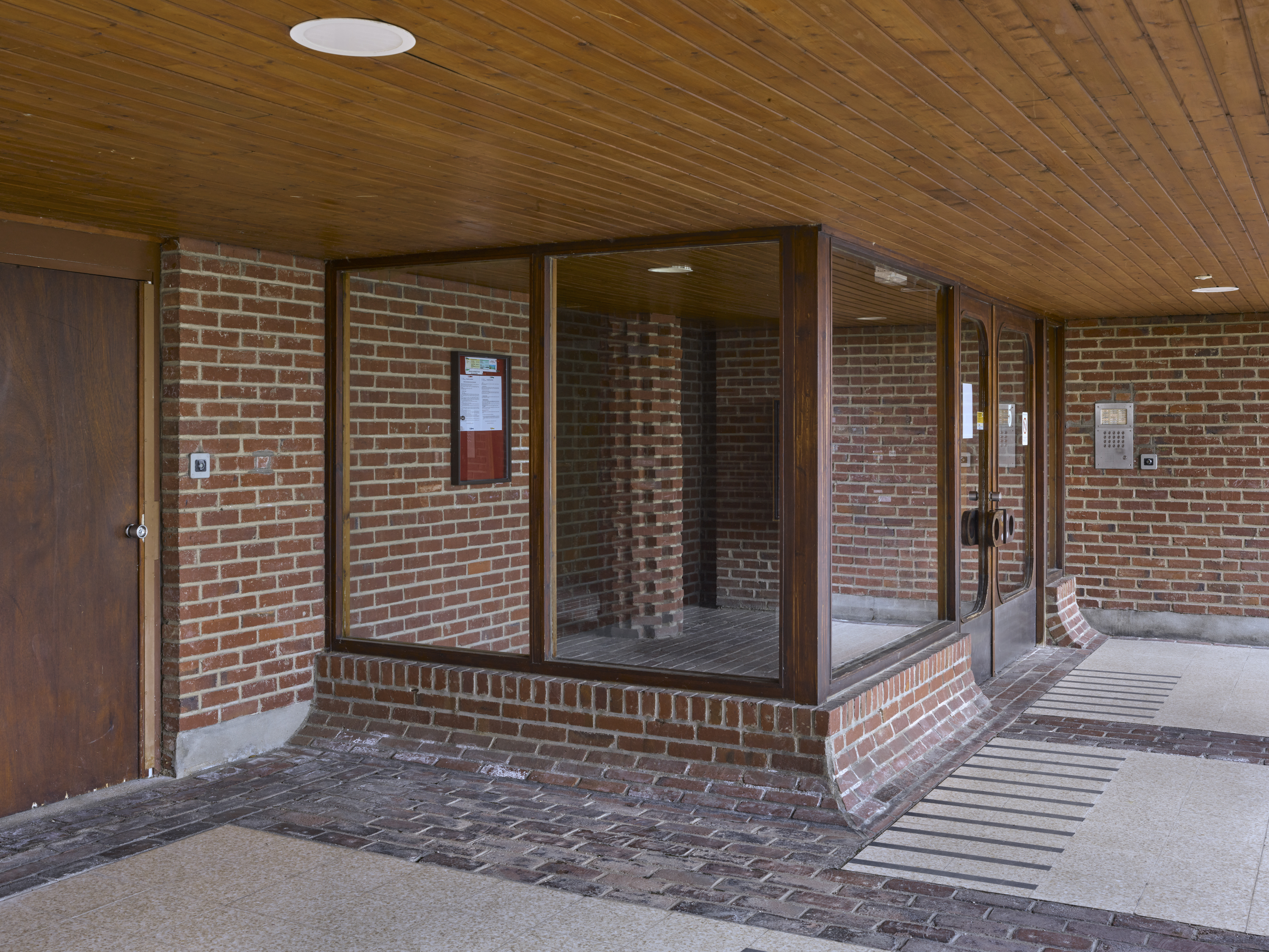 Hall vitré de l'entrée 5 (bâtiment E). 
