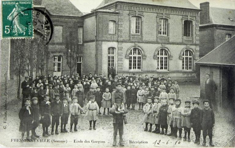 Ancienne école primaire de garçons et mairie du village de Fressenneville, actuellement mairie et bibliothèque