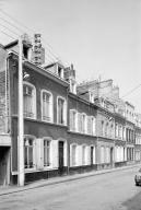 Série de trois maisons
