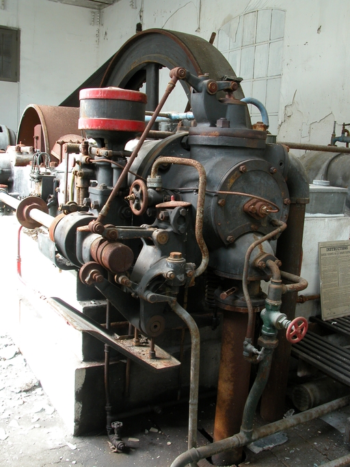 Deux moteurs à pistons à explosion (moteurs à gaz jumelés Winterthur), générateur électromécanique (dynamo Schneider) et alternateur triphasé Schneider