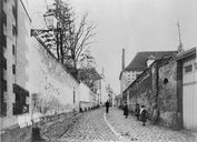 Rue de Gruny, vers l'est, photographiée par Hédouville, vers 1870 (AP).
