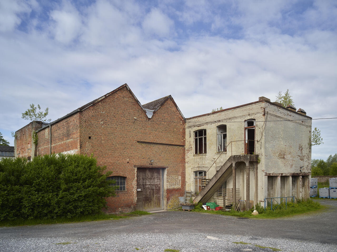 Filature et tissage de laine peignée Théophile Legrand, puis Les fils de Théophile Legrand, puis tissage et usine de construction mécanique Adrien Legrand & Cie, actuellement entrepôt industriel de la communauté d'Emmaüs