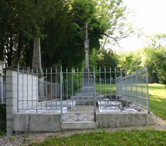 Enclos funéraire des familles Boudoux d'Hautefeuille-de Robert du Châtelet