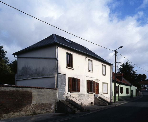 Ancien débit de boissons, devenu maison de tisserand, puis école primaire de garçons et mairie, puis école primaire de filles de Pernois