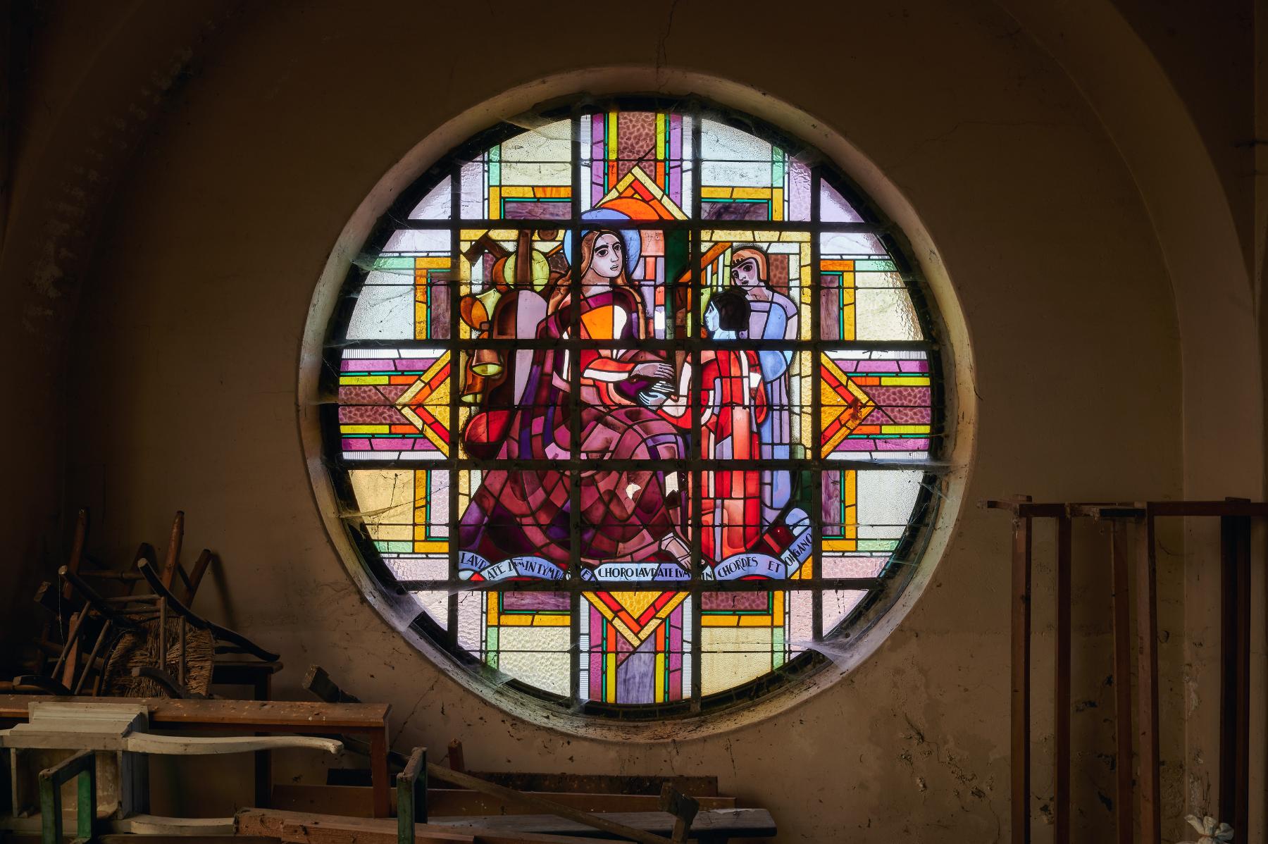 Ensemble de deux verrières de la tribune de la nef : sainte Cécile et verrière décorative