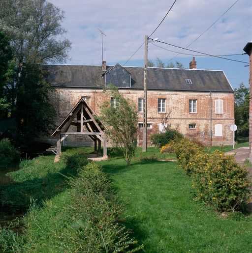 Ancien moulin à farine, devenu atelier de polissage de verre Cozette, puis laiterie industrielle Charles Gervais