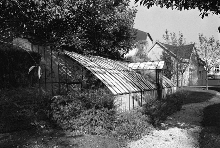 Ancien moulin dit Petit-Moulin, devenu tissage-filature puis biscotterie et parfumerie Givenchy-Kenzo